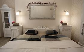 d.Five Vintage Apartment at Basilica